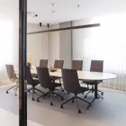 Fjell stoler med 4er kryss og Kvart eikebord hos Fora Form