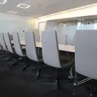 SR Banken Clint stoler og Colonnade konferanserom Fora Form