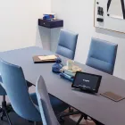 Møterom med Fjell stoler og Kvart bord fra Fora Form