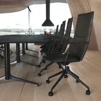 Fjell med 4er kryss og høy rygg sammen med et Kvart bord i et konferanserom fra Fora Form