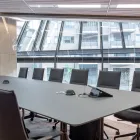 Fjell konferansestoler og Kvart bord i et konferanserom Fora Form