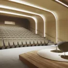 Arena auditorium med høy rygg og oppslått sete