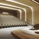 Arena auditorium med høy rygg og setet nede