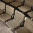 Arena stol med medium rygg i et buet auditorium fra Fora Form
