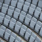 Arena stol med medium rygg i et buet auditorium Fora Form