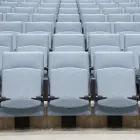Arena stol med medium rygg i et auditoriesal Fora Form