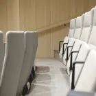 Arena auditoriumstol med armlen har god plass mellom radene Fora Form