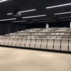 Auditorium hos Powerhouse Brattørkaia med Audio stol høy rygg og lite avlastningsbord Foto Jan Tore Herfjord