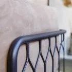 Kove gridd på en sofa i showrommet til Fora Form