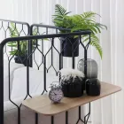 Kove modulsofa med høy gridd påmontert bord og blomsterkrukker Fora Form