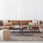 Kove sofa med lav gridd Misto puffer Planet stol og Root bord Fora Form