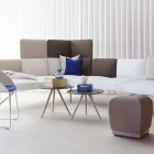 Senso modulsofa sammen med Popcorn stol Misto puffer og Cup bord Fora Form