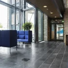 Senso sofa med høy rygg i en aula Fora Form