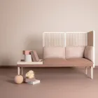 Senso sofa med hvitvasket spiler og bord fra Fora Form