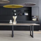 Roma bord med kabelluker og bordplate i hvitvasket eik finer og sort understell Fora Form