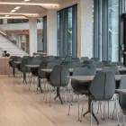 City stoler med cover og Kvart bord i en kantine Fora Form