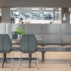City stoler med cover Senso sofa med høy rygg og Kvart bord i en kantine Fora Form