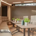 Lun kantine med Senso sofaer og Kvart bord Fora Form