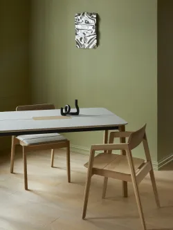 Knekk wood table and chairs in whitewashed